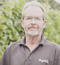 Julian Searle Vineyard Specialist